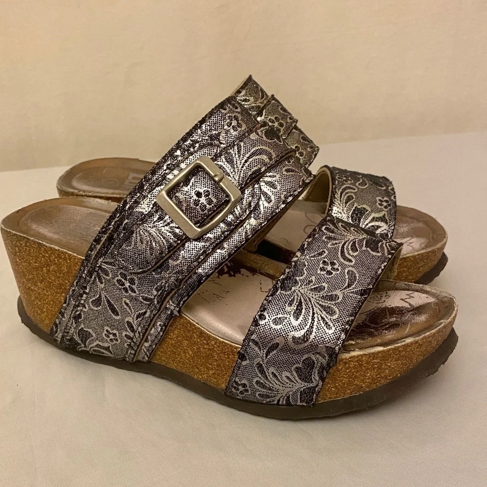 MUK LUKS Women's Emery Wedge Platform Cork Sandals Silver Tapestry Sz 6 Shoes